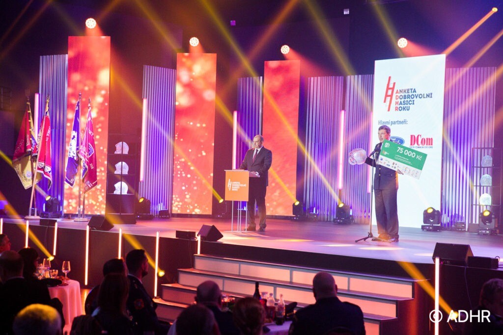 Volunteer firefighters received the awards in the Voluntary Firefighters of 2021 poll. Hytera radio stations were among the donations.