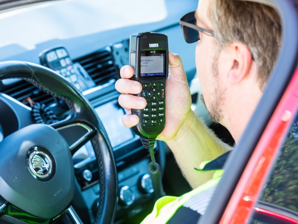 Radiostanice TETRA Sepura vynikají integrací ovládacího panelu do mikrofonu.