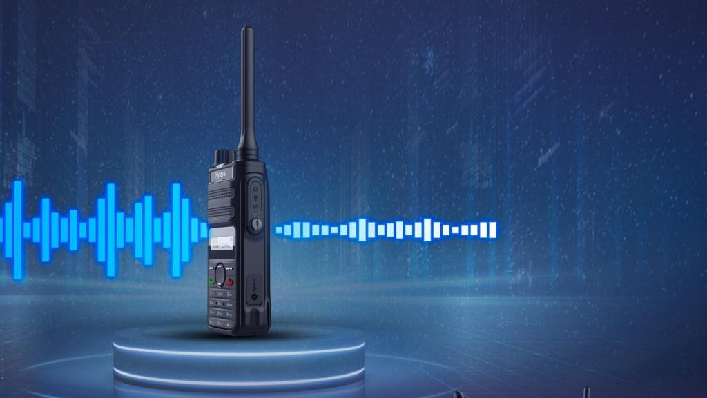 Hytera AP515 a AP585 mají velký reproduktor a využívají pokročilé algoritmy pro potlačení okolního hluku, zkreslení a zpětné vazby.