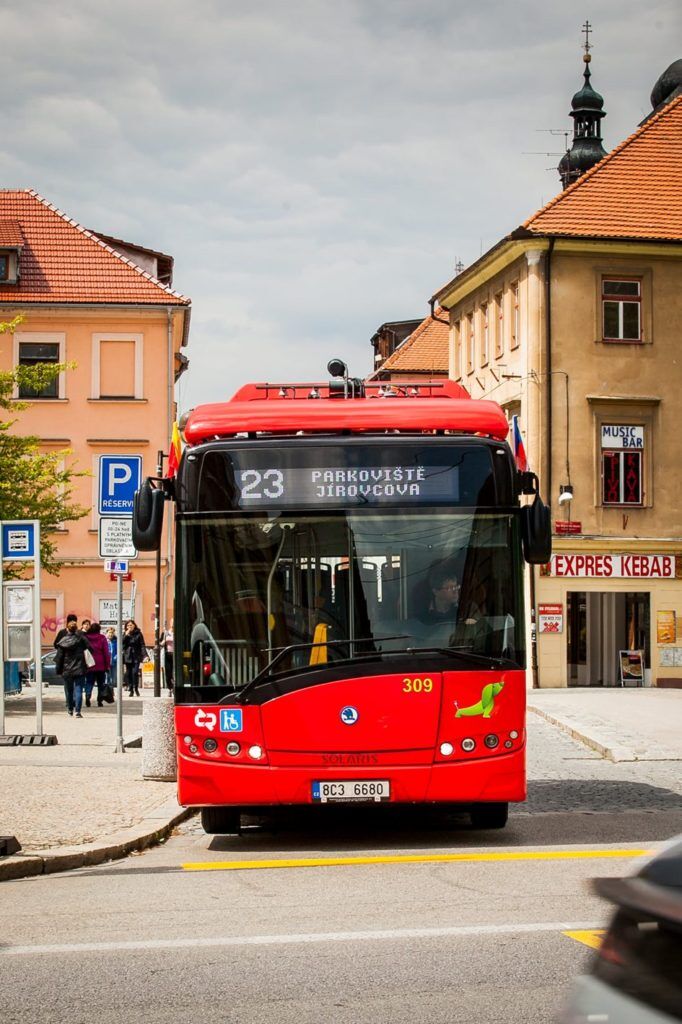 Digitální rádiová síť TETRA zajišťuje pro MHD České Budějovice komunikaci řidičů a dispečera, přenáší online informace o poloze a celou řadu telemetrických dat.