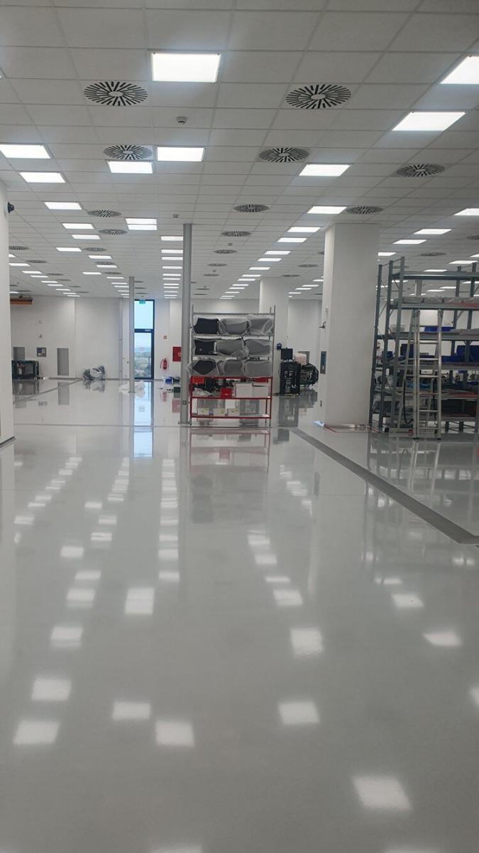 Pohled do čistých prostor pro výrobu elektronových mikroskopů