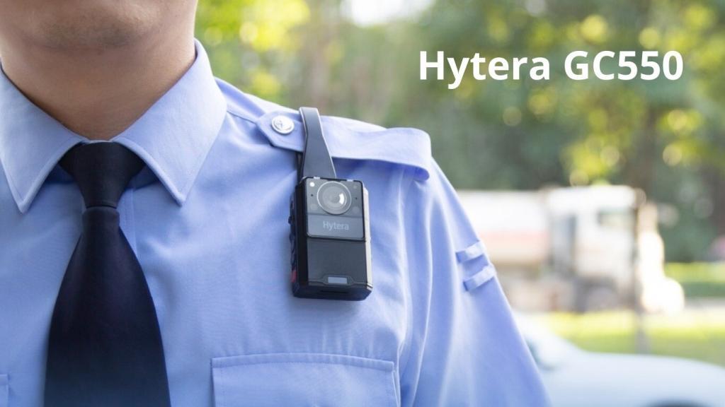 Malá a lehká 2K policejní kamera Hytera GC550 zajistí precizní záznam události