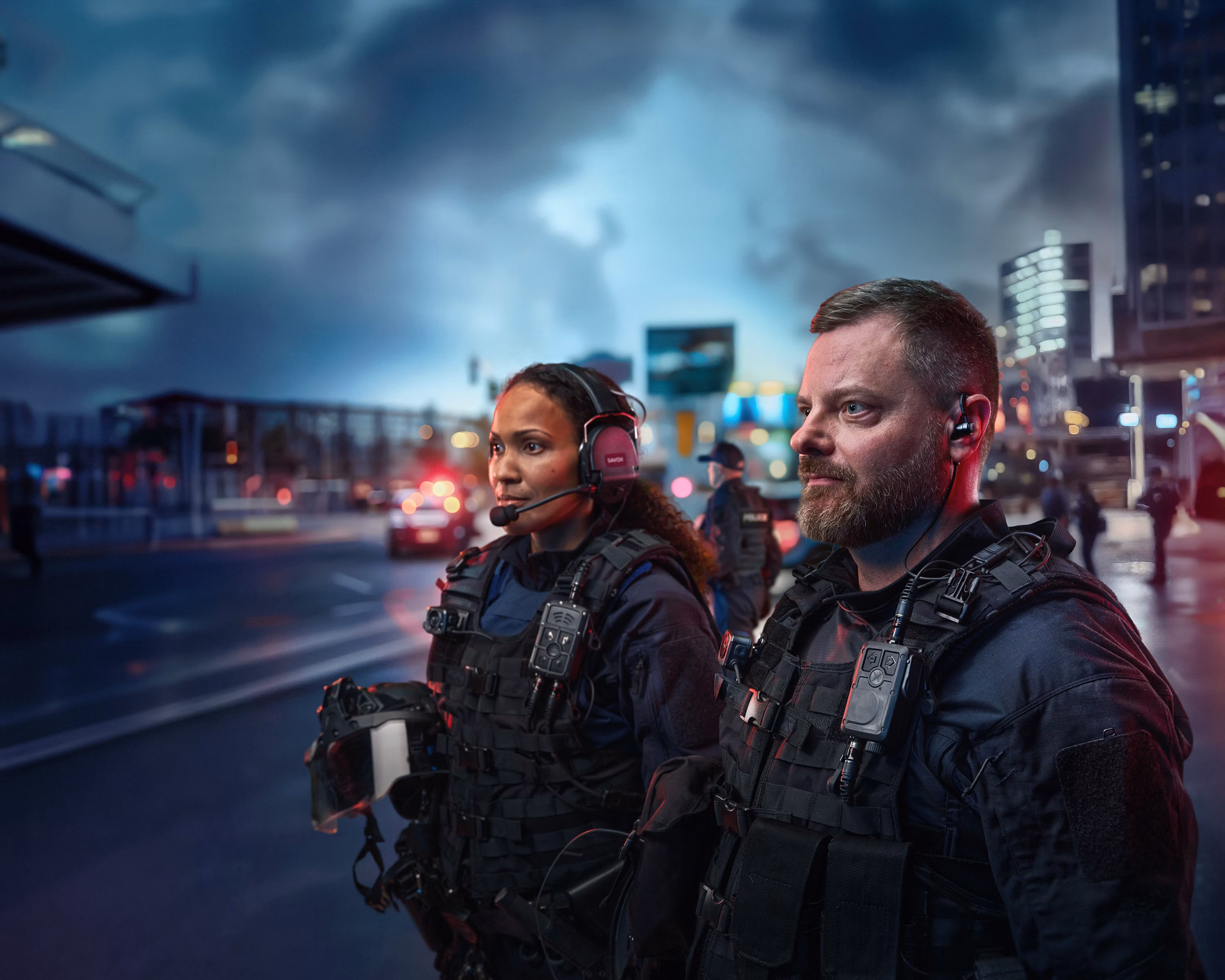 Výrobky SAVOX pomáhají lépe slyšet, dále vidět a rychleji se rozhodovat, Pomáhají nezdolným jedincům tvořit nepřekonatelné týmy.